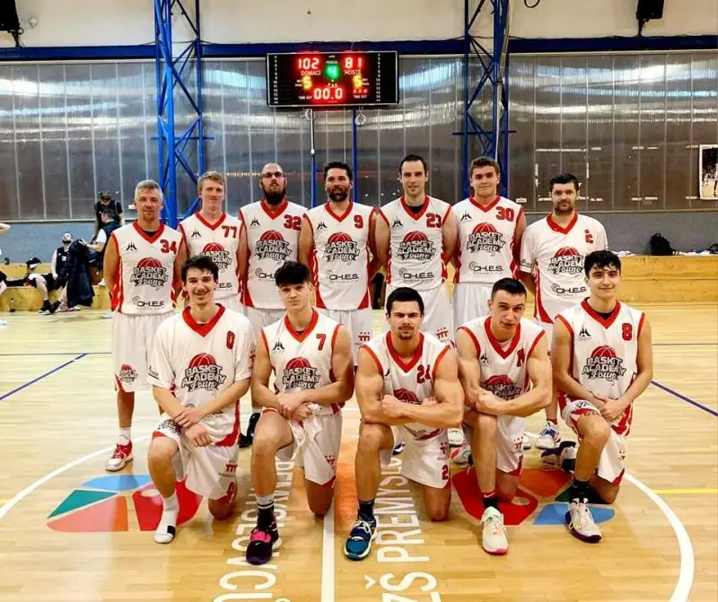 Muži nadělovali 100 Skřivánkům