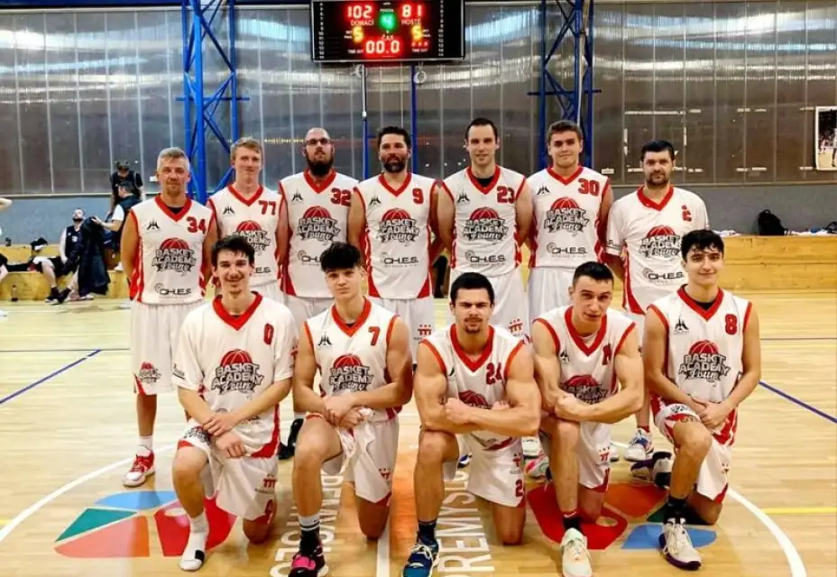 Muži nadělovali 100 Skřivánkům