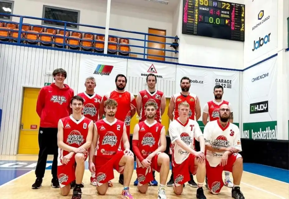 Muži ovládli první finále play-off